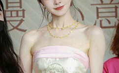 女生太美迫喝泥水